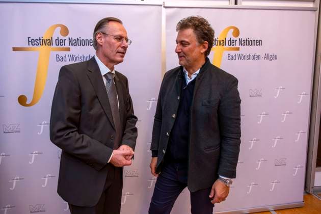 30 09 2025, International Classical Music Festival Festival of Nations 2025, at the Kurhaus Bad Wörishofen Unterallgäu , special concert with star tenor Jonas Kaufmann recital with his piano partner Helmut Deutsch Jonas Kaufmann re at the subsequent meet and greet in the VIP tent with the artistic director Werner Roch 30 09 2025, Classical