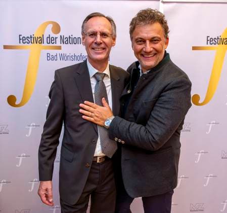 30 09 2025, International Classical Music Festival Festival of Nations 2025, at the Kurhaus Bad Wörishofen Unterallgäu , special concert with star tenor Jonas Kaufmann recital with his piano partner Helmut Deutsch Jonas Kaufmann re at the subsequent meet and greet in the VIP tent with the artistic director Werner Roch 30 09 2025, Classical