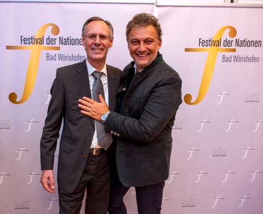 30 09 2025, International Classical Music Festival Festival of Nations 2025, at the Kurhaus Bad Wörishofen Unterallgäu , special concert with star tenor Jonas Kaufmann recital with his piano partner Helmut Deutsch Jonas Kaufmann re at the subsequent meet and greet in the VIP tent with the artistic director Werner Roch 30 09 2025, Classical