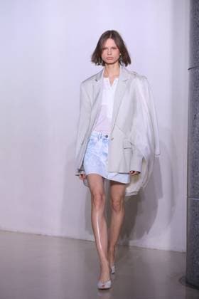 PFW - Vaillant Runway A model walks during the Vaillant show as part of Paris Fashion Week in Paris, France on October 03, 2025. Photo by Jerome Domine ABACAPRESS.COM  Copyright: xDominexJerome ABACAx