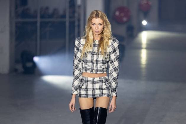 Vetements Womenswear Runway - PFW A mannequin model walks during the Vetements Womenswear Spring Summer 2026 show as part of Paris Fashion Week (PFW) on October 3, 2025 in Paris, France. Photo by Alexis Jumeau ABACAPRESS.COM Paris France  Copyright: xJumeauxAlexis ABACAx