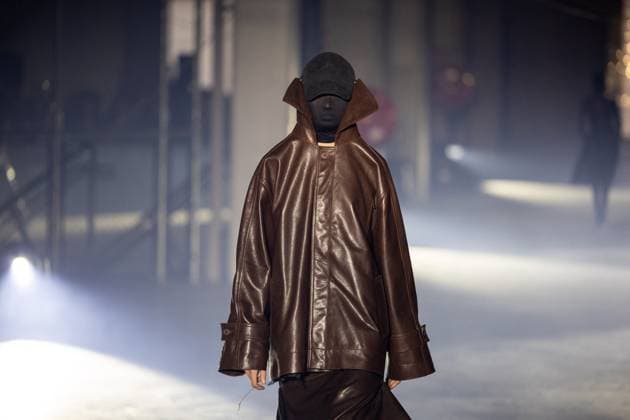 Vetements Womenswear Runway - PFW A mannequin model walks during the Vetements Womenswear Spring Summer 2026 show as part of Paris Fashion Week (PFW) on October 3, 2025 in Paris, France. Photo by Alexis Jumeau ABACAPRESS.COM Paris France  Copyright: xJumeauxAlexis ABACAx
