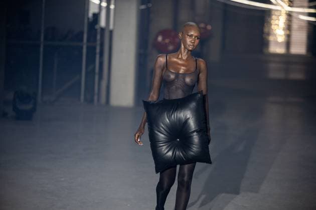 Vetements Womenswear Runway - PFW A mannequin model walks during the Vetements Womenswear Spring Summer 2026 show as part of Paris Fashion Week (PFW) on October 3, 2025 in Paris, France. Photo by Alexis Jumeau ABACAPRESS.COM Paris France  Copyright: xJumeauxAlexis ABACAx