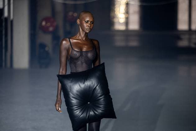 Vetements Womenswear Runway - PFW A mannequin model walks during the Vetements Womenswear Spring Summer 2026 show as part of Paris Fashion Week (PFW) on October 3, 2025 in Paris, France. Photo by Alexis Jumeau ABACAPRESS.COM Paris France  Copyright: xJumeauxAlexis ABACAx