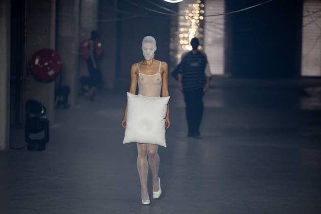 Vetements Womenswear Runway - PFW A mannequin model walks during the Vetements Womenswear Spring Summer 2026 show as part of Paris Fashion Week (PFW) on October 3, 2025 in Paris, France. Photo by Alexis Jumeau ABACAPRESS.COM Paris France  Copyright: xJumeauxAlexis ABACAx
