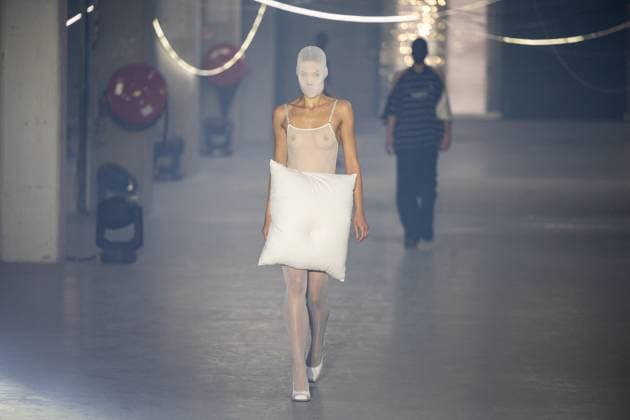 Vetements Womenswear Runway - PFW A mannequin model walks during the Vetements Womenswear Spring Summer 2026 show as part of Paris Fashion Week (PFW) on October 3, 2025 in Paris, France. Photo by Alexis Jumeau ABACAPRESS.COM Paris France  Copyright: xJumeauxAlexis ABACAx