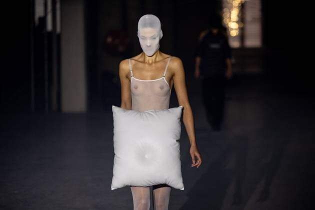 Vetements Womenswear Runway - PFW A mannequin model walks during the Vetements Womenswear Spring Summer 2026 show as part of Paris Fashion Week (PFW) on October 3, 2025 in Paris, France. Photo by Alexis Jumeau ABACAPRESS.COM Paris France  Copyright: xJumeauxAlexis ABACAx