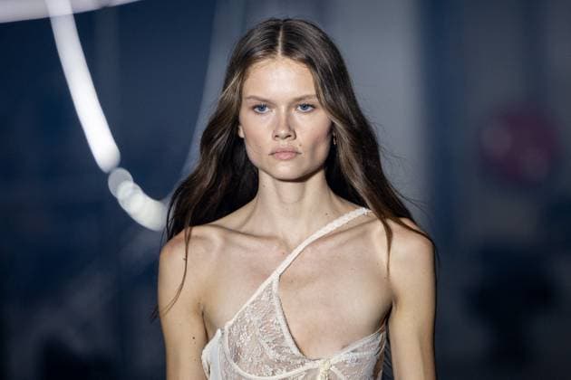 Vetements Womenswear Runway - PFW A mannequin model walks during the Vetements Womenswear Spring Summer 2026 show as part of Paris Fashion Week (PFW) on October 3, 2025 in Paris, France. Photo by Alexis Jumeau ABACAPRESS.COM Paris France  Copyright: xJumeauxAlexis ABACAx