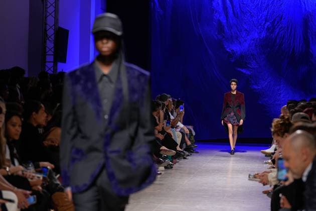 October 3, 2025, Lisbon, Portugal: A model walks the runway during Alves Goncalves fashion show at ModaLisboa Base, Lisbon Fashion Week in Lisboa. Lisbon Portugal - ZUMAs197 20251003_aaa_s197_340 Copyright: xBrunoxdexCarvalhox