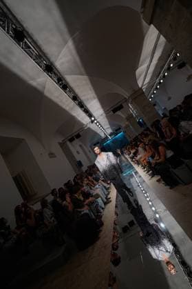 October 3, 2025, Lisbon, Portugal: A model walks the runway during 2B fashion show at ModaLisboa Base, Lisbon Fashion Week in Lisboa. Lisbon Portugal - ZUMAs197 20251003_aaa_s197_324 Copyright: xBrunoxdexCarvalhox