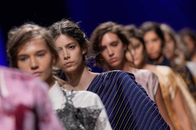 Lisbon Fashion Week in Lisboa, Portugal - 03 Oct 2025 A model walks the runway during Alves Goncalves fashion show at ModaLisboa Base, Lisbon Fashion Week in Lisboa. Lisbon Portugal Copyright: xBrunoxdexCarvalhox xSOPAxImagesx brunodecarvalho_modalisboabase-337