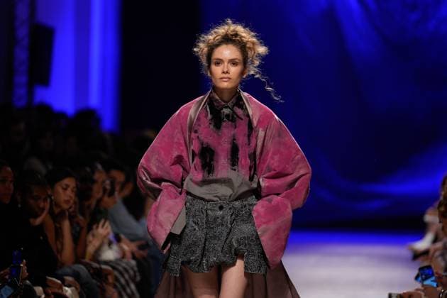 October 3, 2025, Lisbon, Portugal: A model walks the runway during Alves Goncalves fashion show at ModaLisboa Base, Lisbon Fashion Week in Lisboa. Lisbon Portugal - ZUMAs197 20251003_aaa_s197_325 Copyright: xBrunoxdexCarvalhox