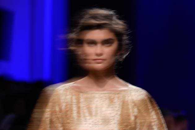 Lisbon Fashion Week in Lisboa, Portugal - 03 Oct 2025 A model walks the runway during Alves Goncalves fashion show at ModaLisboa Base, Lisbon Fashion Week in Lisboa. Lisbon Portugal Copyright: xBrunoxdexCarvalhox xSOPAxImagesx brunodecarvalho_modalisboabase-1018