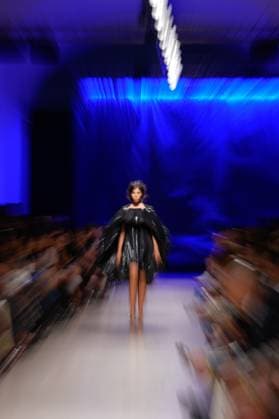 Lisbon Fashion Week in Lisboa, Portugal - 03 Oct 2025 A model walks the runway during Alves Goncalves fashion show at ModaLisboa Base, Lisbon Fashion Week in Lisboa. Lisbon Portugal Copyright: xBrunoxdexCarvalhox xSOPAxImagesx brunodecarvalho_modalisboabase-412
