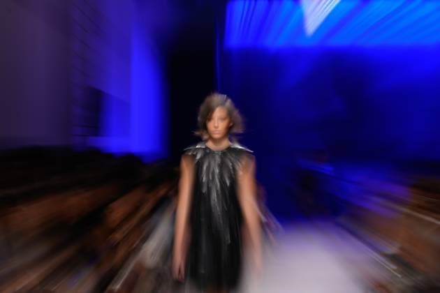 Lisbon Fashion Week in Lisboa, Portugal - 03 Oct 2025 A model walks the runway during Alves Goncalves fashion show at ModaLisboa Base, Lisbon Fashion Week in Lisboa. Lisbon Portugal Copyright: xBrunoxdexCarvalhox xSOPAxImagesx brunodecarvalho_modalisboabase-534