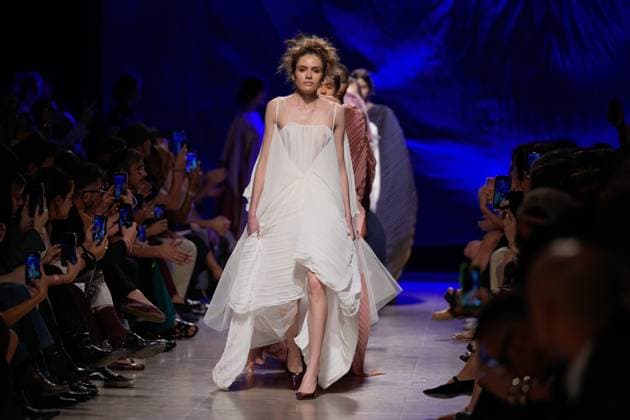 Lisbon Fashion Week in Lisboa, Portugal - 03 Oct 2025 A model walks the runway during Alves Goncalves fashion show at ModaLisboa Base, Lisbon Fashion Week in Lisboa. Lisbon Portugal Copyright: xBrunoxdexCarvalhox xSOPAxImagesx brunodecarvalho_modalisboabase-907