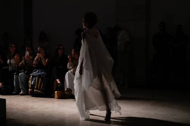 Lisbon Fashion Week in Lisboa, Portugal - 03 Oct 2025 A model walks the runway during Alves Goncalves fashion show at ModaLisboa Base, Lisbon Fashion Week in Lisboa. Lisbon Portugal Copyright: xBrunoxdexCarvalhox xSOPAxImagesx brunodecarvalho_modalisboabase-995