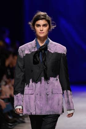 Lisbon Fashion Week in Lisboa, Portugal - 03 Oct 2025 A model walks the runway during Alves Goncalves fashion show at ModaLisboa Base, Lisbon Fashion Week in Lisboa. Lisbon Portugal Copyright: xBrunoxdexCarvalhox xSOPAxImagesx brunodecarvalho_modalisboabase-1072