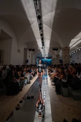 October 3, 2025, Lisbon, Portugal: A model walks the runway during 2B fashion show at ModaLisboa Base, Lisbon Fashion Week in Lisboa. Lisbon Portugal - ZUMAs197 20251003_aaa_s197_332 Copyright: xBrunoxdexCarvalhox