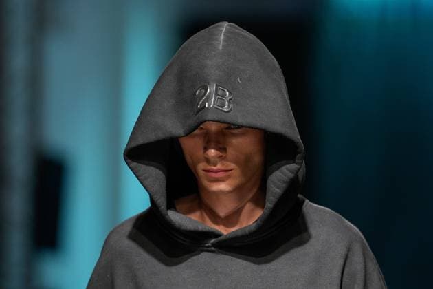 October 3, 2025, Lisbon, Portugal: A model walks the runway during 2B fashion show at ModaLisboa Base, Lisbon Fashion Week in Lisboa. Lisbon Portugal - ZUMAs197 20251003_aaa_s197_341 Copyright: xBrunoxdexCarvalhox