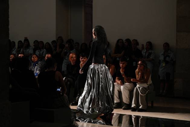 October 3, 2025, Lisbon, Portugal: A model walks the runway during 2B fashion show at ModaLisboa Base, Lisbon Fashion Week in Lisboa. Lisbon Portugal - ZUMAs197 20251003_aaa_s197_343 Copyright: xBrunoxdexCarvalhox