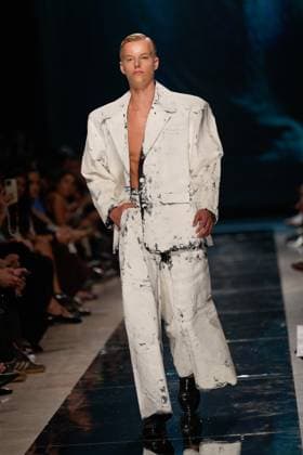October 3, 2025, Lisbon, Portugal: A model walks the runway during 2B fashion show at ModaLisboa Base, Lisbon Fashion Week in Lisboa. Lisbon Portugal - ZUMAs197 20251003_aaa_s197_346 Copyright: xBrunoxdexCarvalhox