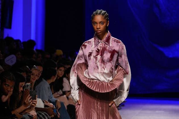 October 3, 2025, Lisbon, Portugal: A model walks the runway during Alves Goncalves fashion show at ModaLisboa Base, Lisbon Fashion Week in Lisboa. Lisbon Portugal - ZUMAs197 20251003_aaa_s197_354 Copyright: xBrunoxdexCarvalhox