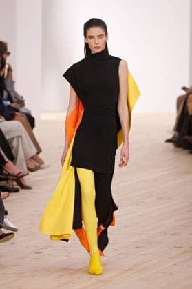 (251004) -- PARIS, Oct. 4, 2025 -- A model presents creations from the ready-to-wear Spring Summer 2026 collections by Loewe during the Paris Fashion Week, in Paris, France, on Oct. 3, 2025. ( Handout via Xinhua) FRANCE-PARIS-FASHION WEEK-LOEWE MeetEurope 