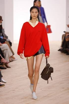 (251004) -- PARIS, Oct. 4, 2025 -- A model presents creations from the ready-to-wear Spring Summer 2026 collections by Loewe during the Paris Fashion Week, in Paris, France, on Oct. 3, 2025. ( Handout via Xinhua) FRANCE-PARIS-FASHION WEEK-LOEWE MeetEurope 