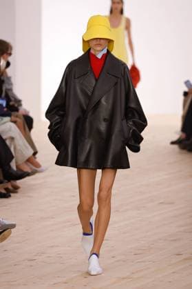 (251004) -- PARIS, Oct. 4, 2025 -- A model presents creations from the ready-to-wear Spring Summer 2026 collections by Loewe during the Paris Fashion Week, in Paris, France, on Oct. 3, 2025. ( Handout via Xinhua) FRANCE-PARIS-FASHION WEEK-LOEWE MeetEurope 