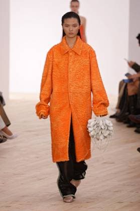 (251004) -- PARIS, Oct. 4, 2025 -- A model presents creations from the ready-to-wear Spring Summer 2026 collections by Loewe during the Paris Fashion Week, in Paris, France, on Oct. 3, 2025. ( Handout via Xinhua) FRANCE-PARIS-FASHION WEEK-LOEWE MeetEurope 