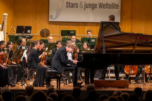 03 10 2025, International Classical Music Festival Festival of Nations 2025, at the Kurhaus Bad Wörishofen Unterallgäu , Jan Lisiecki piano and the Mozarteum Orchestra 03 10 2025, Classical Music Festival Bad Wörishofen 03 10 2025, Classical Music Festival Bad Wörishofen