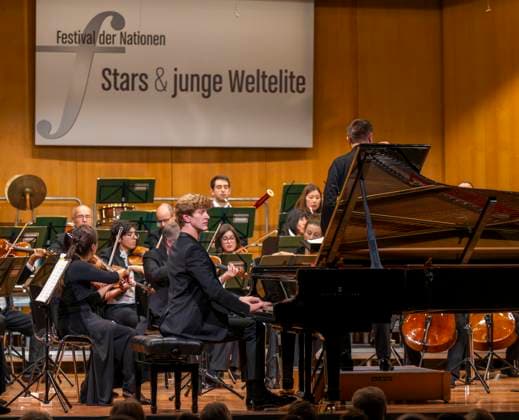 03 10 2025, International Classical Music Festival Festival of Nations 2025, at the Kurhaus Bad Wörishofen Unterallgäu , Jan Lisiecki piano and the Mozarteum Orchestra 03 10 2025, Classical Music Festival Bad Wörishofen 03 10 2025, Classical Music Festival Bad Wörishofen