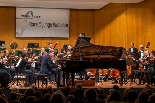 03 10 2025, International Classical Music Festival Festival of Nations 2025, at the Kurhaus Bad Wörishofen Unterallgäu , Jan Lisiecki piano and the Mozarteum Orchestra 03 10 2025, Classical Music Festival Bad Wörishofen 03 10 2025, Classical Music Festival Bad Wörishofen