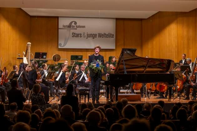 03 10 2025, International Classical Music Festival Festival of Nations 2025, at the Kurhaus Bad Wörishofen Unterallgäu , Jan Lisiecki piano and the Mozarteum Orchestra 03 10 2025, Classical Music Festival Bad Wörishofen 03 10 2025, Classical Music Festival Bad Wörishofen