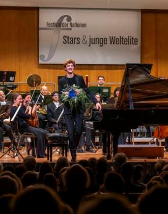 03 10 2025, International Classical Music Festival Festival of Nations 2025, at the Kurhaus Bad Wörishofen Unterallgäu , Jan Lisiecki piano and the Mozarteum Orchestra 03 10 2025, Classical Music Festival Bad Wörishofen 03 10 2025, Classical Music Festival Bad Wörishofen