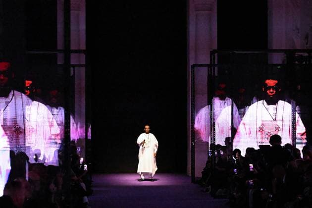 PFW Messika Runway Youssou N’Dour performing on the runway during the Messika Womenswear Spring Summer 2026 show as part of Paris Fashion Week in Paris, France on October 03, 2025. Photo by Aurore Marechal ABACAPRESS.COM Paris France  Copyright: xMarechalxAurore ABACAx