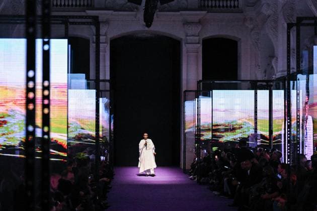 PFW Messika Runway Youssou N’Dour performing on the runway during the Messika Womenswear Spring Summer 2026 show as part of Paris Fashion Week in Paris, France on October 03, 2025. Photo by Aurore Marechal ABACAPRESS.COM Paris France  Copyright: xMarechalxAurore ABACAx