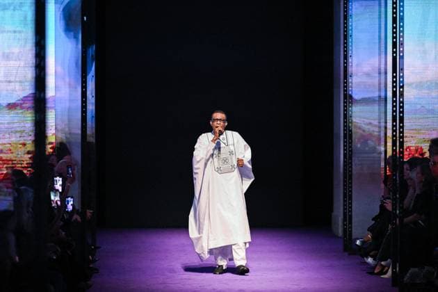 PFW Messika Runway Youssou N’Dour performing on the runway during the Messika Womenswear Spring Summer 2026 show as part of Paris Fashion Week in Paris, France on October 03, 2025. Photo by Aurore Marechal ABACAPRESS.COM Paris France  Copyright: xMarechalxAurore ABACAx