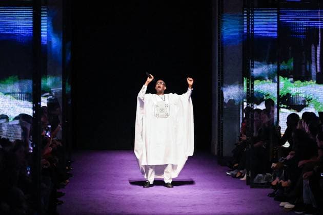 PFW Messika Runway Youssou N’Dour performing on the runway during the Messika Womenswear Spring Summer 2026 show as part of Paris Fashion Week in Paris, France on October 03, 2025. Photo by Aurore Marechal ABACAPRESS.COM Paris France  Copyright: xMarechalxAurore ABACAx