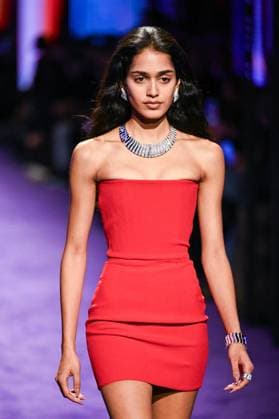 PFW Messika Runway A model walks the runway during the Messika Womenswear Spring Summer 2026 show as part of Paris Fashion Week in Paris, France on October 03, 2025. Photo by Aurore Marechal ABACAPRESS.COM Paris France  Copyright: xMarechalxAurore ABACAx
