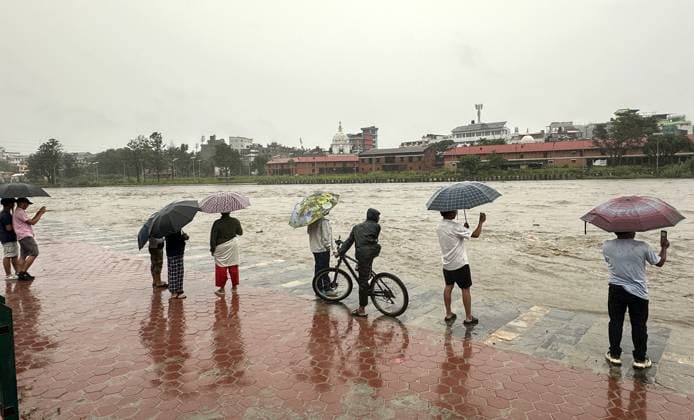 October 4, 2025, Kathmandu, Nepal: People watch the swollen bagmati river after the heavy rainfall in Kathmandu, Nepal on October 4, 2025. Nepal was hit by heavy rainfall that caused floods and landslides in many places of the country. Kathmandu Nepal - ZUMAs233 20251004_zap_s233_008 Copyright: xSunilxSharmax