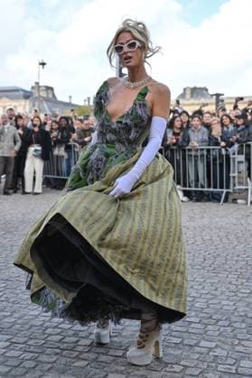 PFW Vivienne Westwood Outside Arrivals Paris Hilton arriving at Vivienne Westwood show during Paris Fashion Week in Paris, France on October 4, 2025. Photo by Julien Reynaud APS-Medias ABACAPRESS.COM Paris France  Copyright: xReynaudxJulien APS-Medias ABACAx