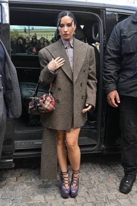 PFW Vivienne Westwood Outside Arrivals Demi Lovato arriving at Vivienne Westwood show during Paris Fashion Week in Paris, France on October 4, 2025. Photo by Julien Reynaud APS-Medias ABACAPRESS.COM Paris France  Copyright: xReynaudxJulien APS-Medias ABACAx