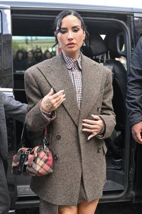 PFW Vivienne Westwood Outside Arrivals Demi Lovato arriving at Vivienne Westwood show during Paris Fashion Week in Paris, France on October 4, 2025. Photo by Julien Reynaud APS-Medias ABACAPRESS.COM Paris France  Copyright: xReynaudxJulien APS-Medias ABACAx