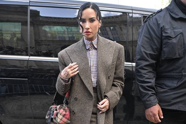 PFW Vivienne Westwood Outside Arrivals Demi Lovato arriving at Vivienne Westwood show during Paris Fashion Week in Paris, France on October 4, 2025. Photo by Julien Reynaud APS-Medias ABACAPRESS.COM Paris France  Copyright: xReynaudxJulien APS-Medias ABACAx