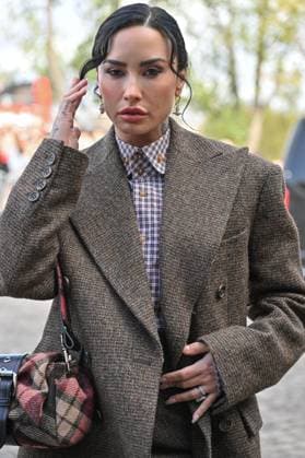 PFW Vivienne Westwood Outside Arrivals Demi Lovato arriving at Vivienne Westwood show during Paris Fashion Week in Paris, France on October 4, 2025. Photo by Julien Reynaud APS-Medias ABACAPRESS.COM Paris France  Copyright: xReynaudxJulien APS-Medias ABACAx
