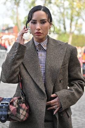 PFW Vivienne Westwood Outside Arrivals Demi Lovato arriving at Vivienne Westwood show during Paris Fashion Week in Paris, France on October 4, 2025. Photo by Julien Reynaud APS-Medias ABACAPRESS.COM Paris France  Copyright: xReynaudxJulien APS-Medias ABACAx