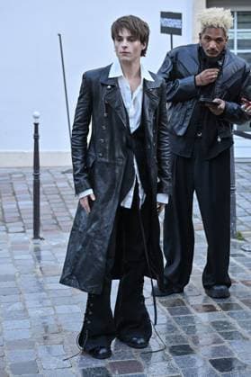 PFW Ann Demeulemeester Outside Arrivals Corey Fogelmanis arriving at Ann Demeulemeester show during Paris Fashion Week in Paris, France on October 4, 2025. Photo by Julien Reynaud APS-Medias ABACAPRESS.COM Paris France  Copyright: xReynaudxJulien APS-Medias ABACAx
