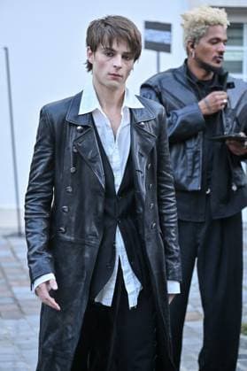 PFW Ann Demeulemeester Outside Arrivals Corey Fogelmanis arriving at Ann Demeulemeester show during Paris Fashion Week in Paris, France on October 4, 2025. Photo by Julien Reynaud APS-Medias ABACAPRESS.COM Paris France  Copyright: xReynaudxJulien APS-Medias ABACAx